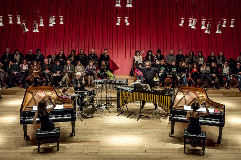 Paola Biondi e Debora Brunialti in concerto a due pianoforti con percussioni