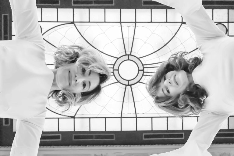 Paola Biondi e Debora Brunialti, ritratto in bianco e nero (foto Raquel Fiore)