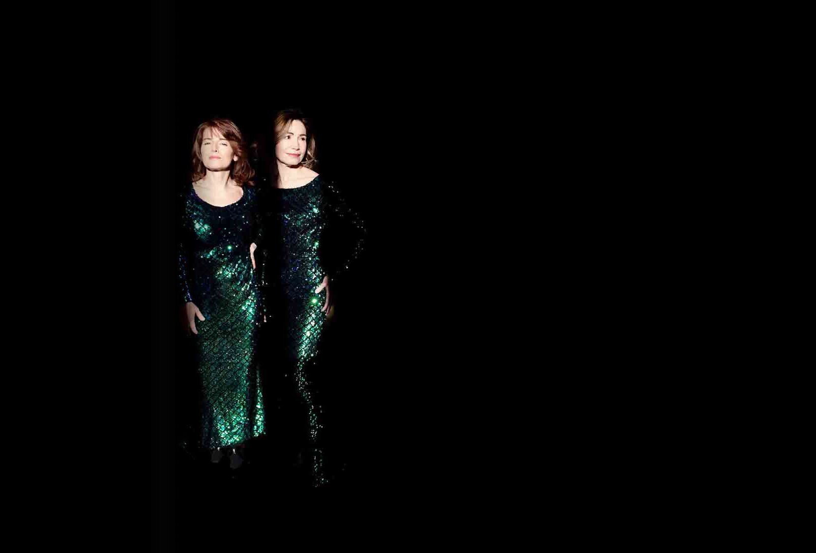 Paola Biondi e Debora Brunialti in abito da concerto su fondo nero