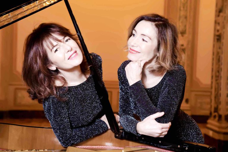 Paola Biondi e Debora Brunialti appoggiate al pianoforte a coda