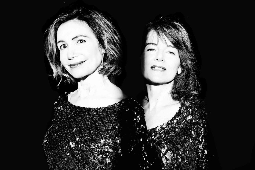 Paola Biondi e Debora Brunialti in abito di paillettes, ritratto in bianco e nero